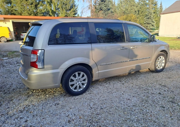 Chrysler Town &amp; Country cena 64900 przebieg: 179000, rok produkcji 2016 z Sochaczew małe 37